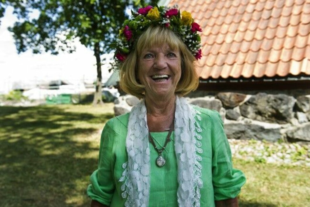 Vicky von der Lancken med sommarkrans när hon var sommarpratare i Sveriges radio.