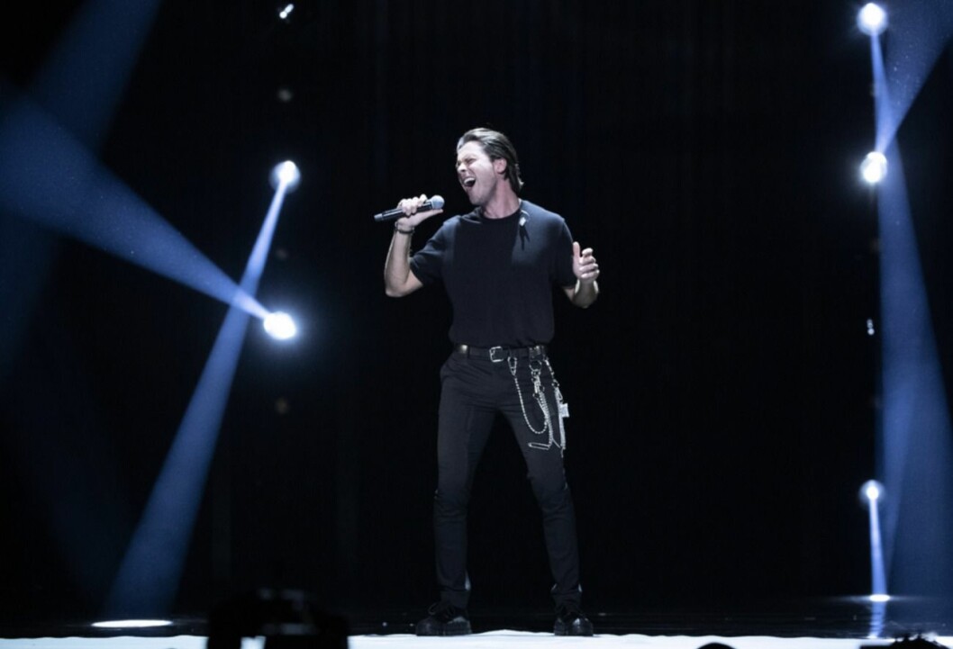 FOTO: Johan Nilsson/TT Victor Crone framför Troubled Waters i Melodifestivalen 2020