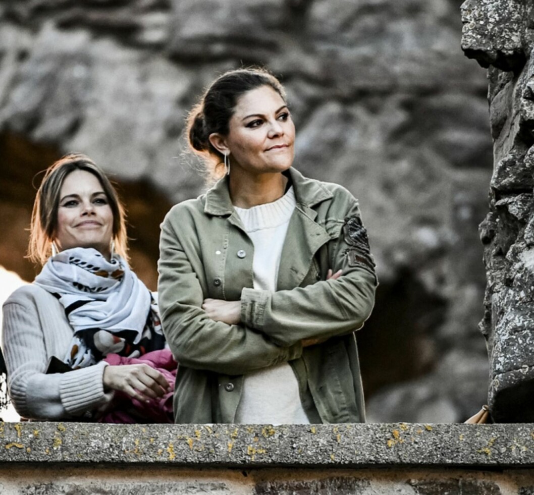 Prinsessan Sofia och kronprinsessan Victoria på Lalehs konsert i Borgholms slottsruin, sommaren 2019. FOTO: Alex Ljungdahl/TT