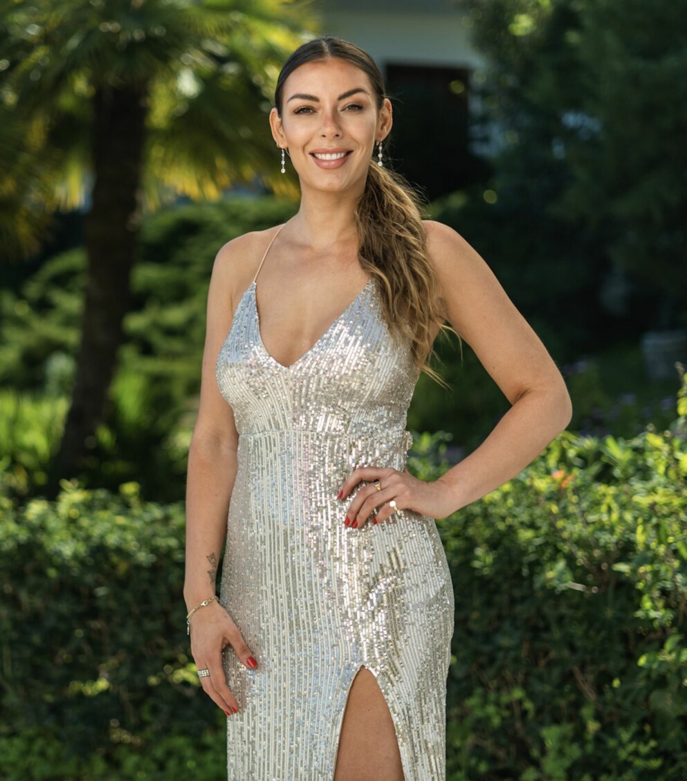 Victoria Aguiluz. Victoria Aguiluz i silverklänning i Bachelor 2021