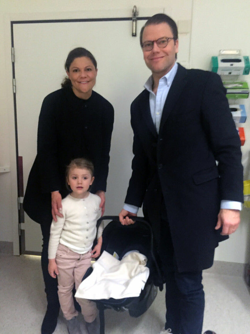 Prinsessan Estelle har på morgonen besökt Karolinska sjukhuset och träffat sin lillebror. Hela familjen har nu lämnat sjukhuset och är hemma på Haga slott. Alla mår bra och är mycket glada. H.K.H. Prins Daniel / H.R.H. Prince Daniel H.K.H. Prinsessan Estelle / H.R.H. Princess Estelle H.K.H. Kronprinsessan Victoria / H.R.H. Crown Princess Victoria