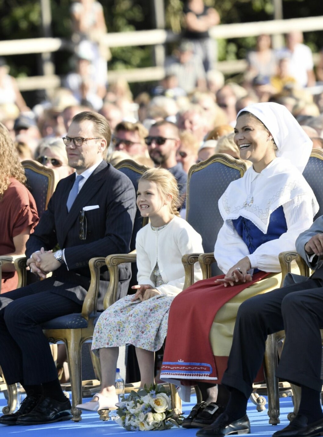 En liten inblick i Victoriadagen år 2019. Prins Daniel, prinsessan Estelle och kronprinsessan Victoria på plats i publiken. FOTO: Karin Törnblom/TT Victoriadagen 2019, daniel, estelle och victoria
