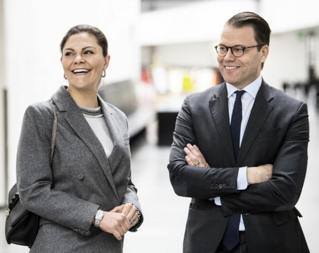 FOTO: Pontus Lundahl/TT Kronprinsessan Victoria och prins Daniel glada i kostym