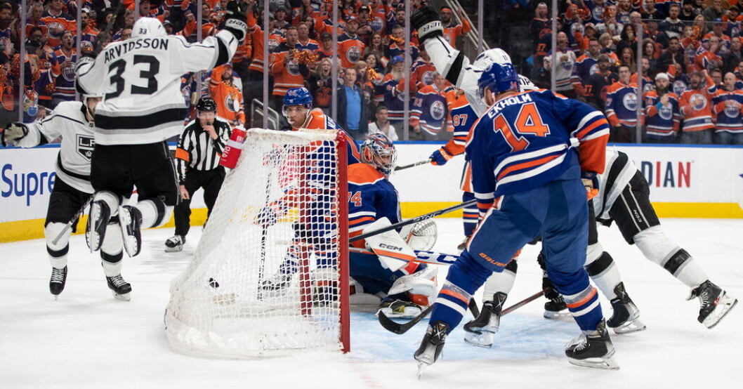 Viktor Arvidsson och hans medspelare i Los Angeles jublar efter förlängningssegern mot Edmonton. Svenskduon bakom Los Angeles seger