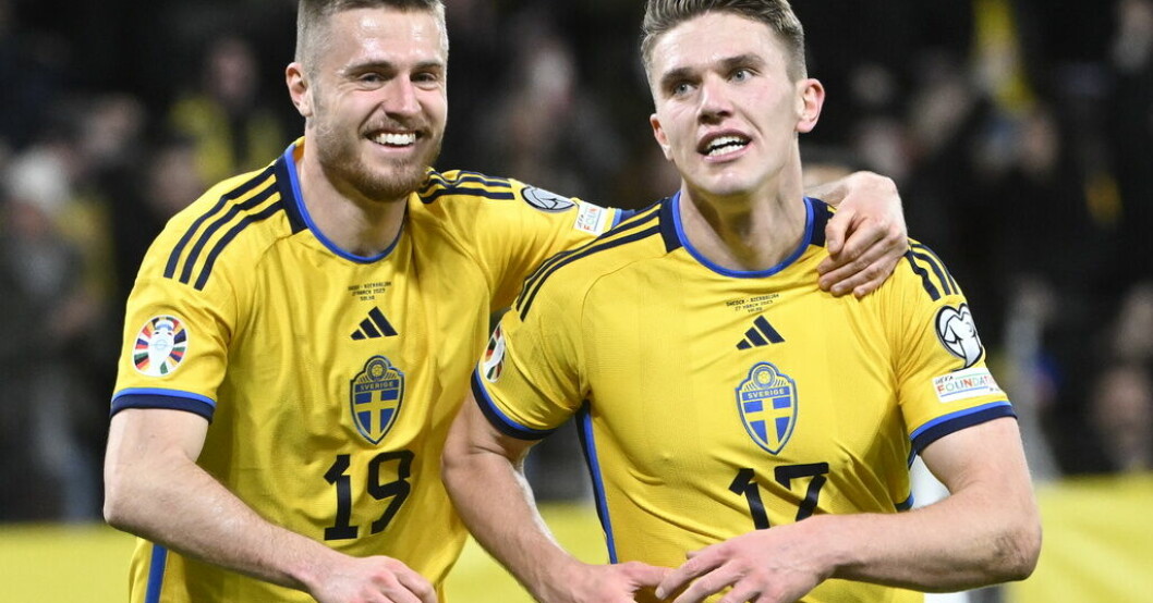 Viktor Gyökeres, till höger, firar 3–0-målet i EM-kvalet mot Azerbajdzjan i mars tillsammans med Mattias Svanberg. Arkivbild. Gyökeres kan nå Premier League med Coventry