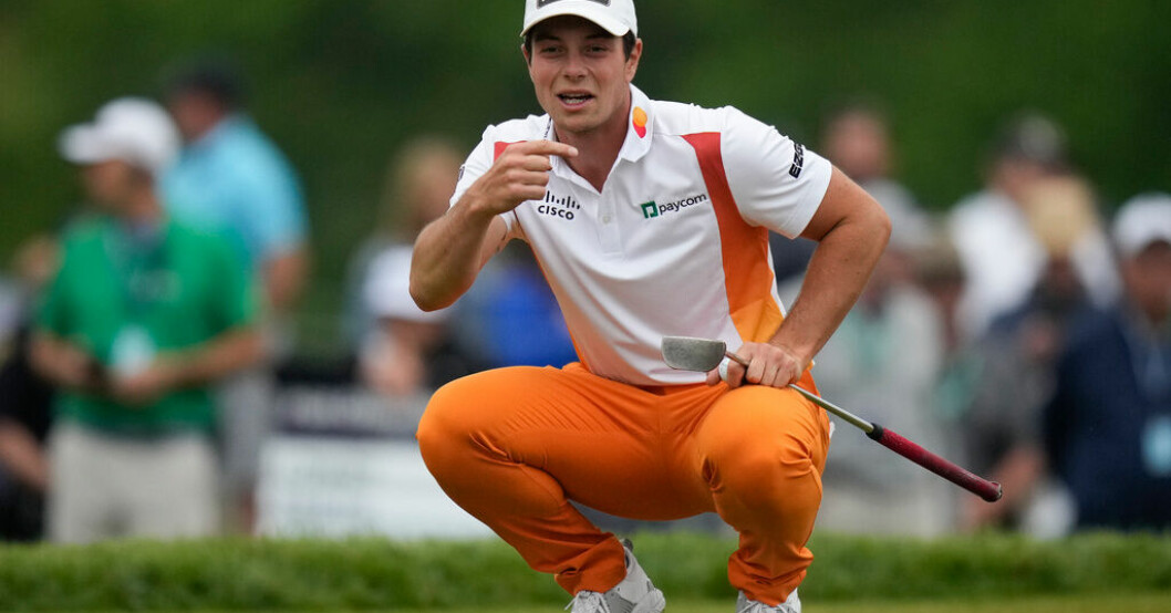 Viktor Hovland spelade i orange kläder. "Jag gillar orange, men jag tycker att det orange på sidan var lite väl. Jag skulle ha kört en helvit skjorta", säger han. Norrman i delad ledning i PGA-mästerskapen