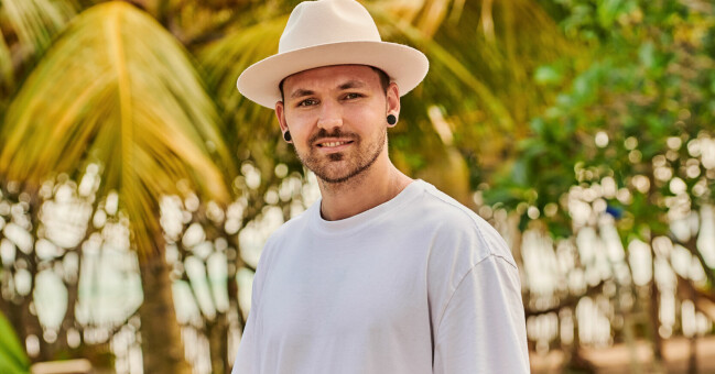 Viktor Sjöberg, 30. Viktor i en vit t-shirt.