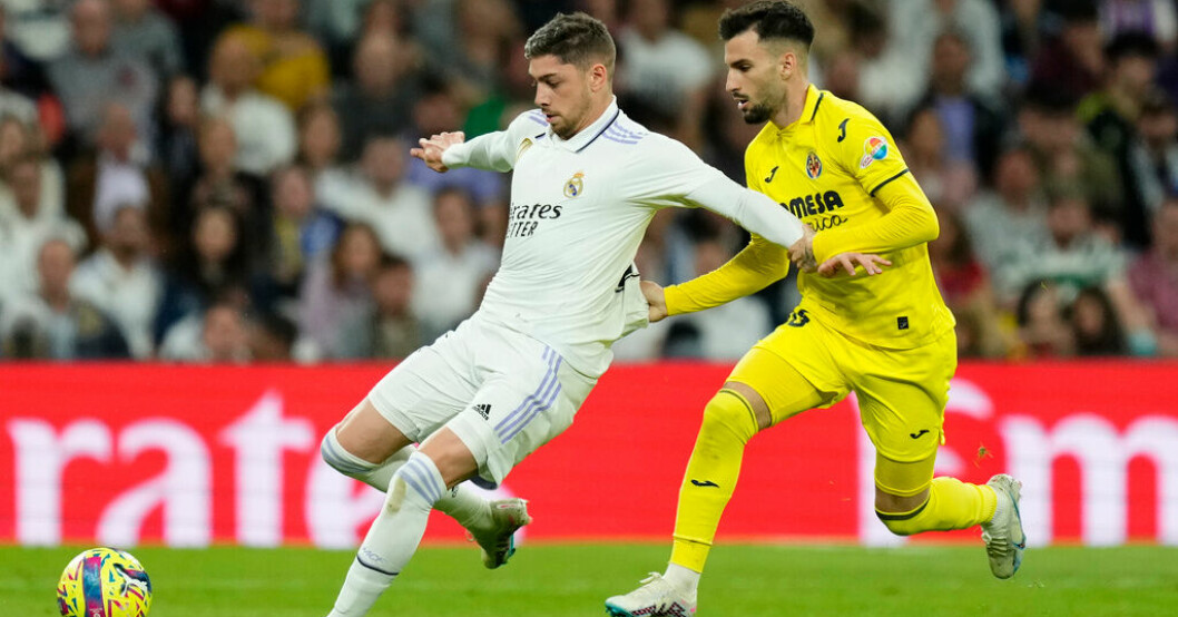 Villarreals Álex Baena grabbar tag i Real Madrids Federico Valverdes tröja under lördagens La Liga-match i Madrid. Spelare i slagsmål efter toppmöte – polisanmäls