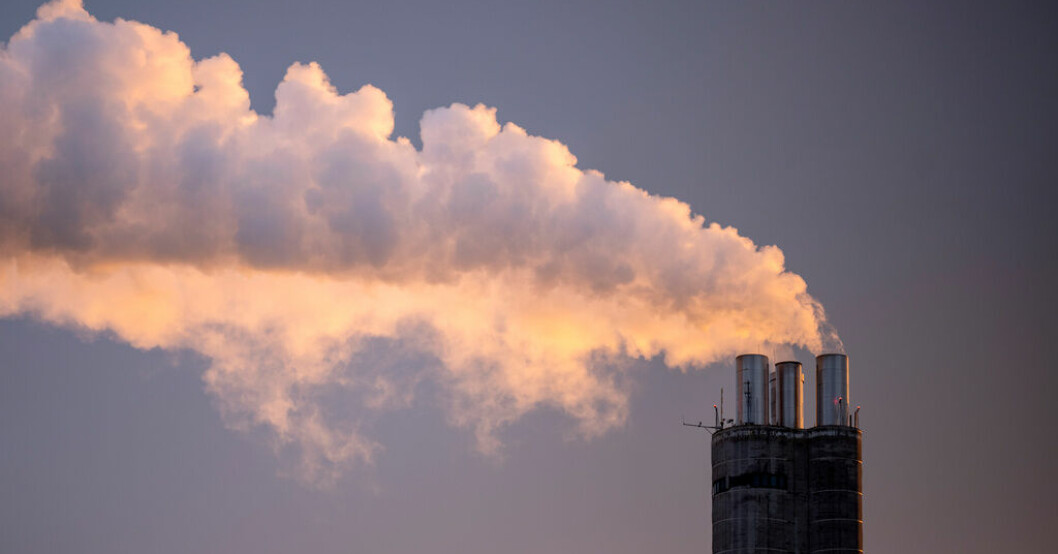 Vit rök från skorstenen på Heleneholmsverket i Malmö i decemberkylan 2022. Arkivbild. Tunga klimatbeslut klara i EU
