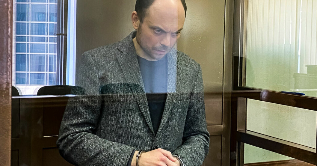 Vladimir Kara-Murza i domstolen i Moskva i mitten av april. Arkivbild. Oro för rysk fängslad regimkritikers hälsa