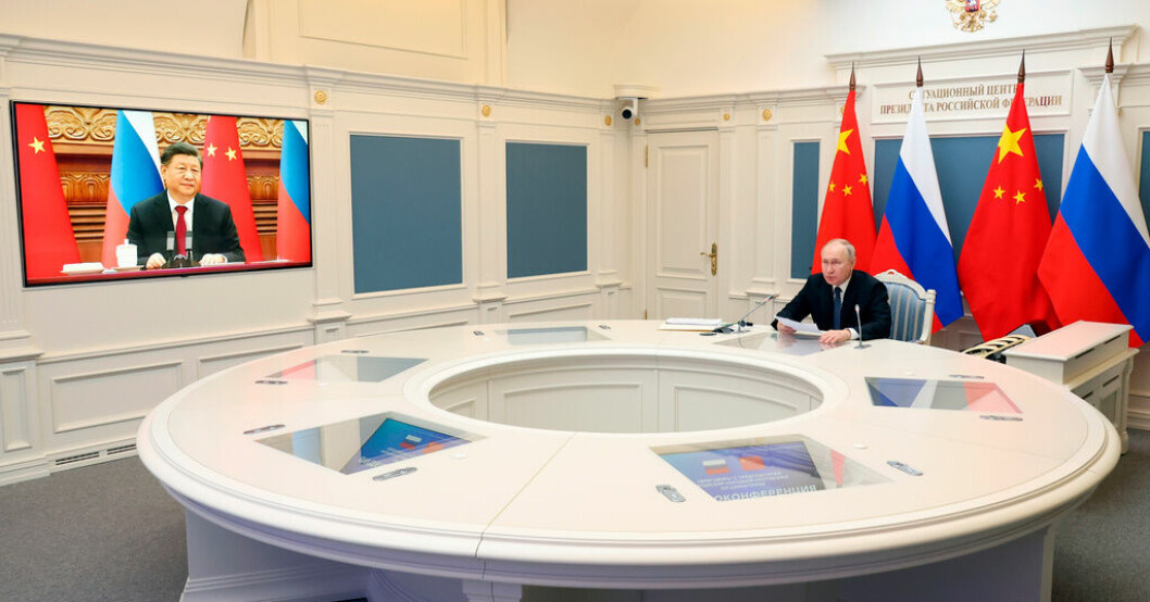 Vladimir Putin är känd för sina stora mötesbord. Här håller han videotoppmöte med Xi Jinping i december förra året. Nu ska Putin få sällskap på plats när Xi reser till Moskva. Putin får besök av Xi: Hopp eller fasa?