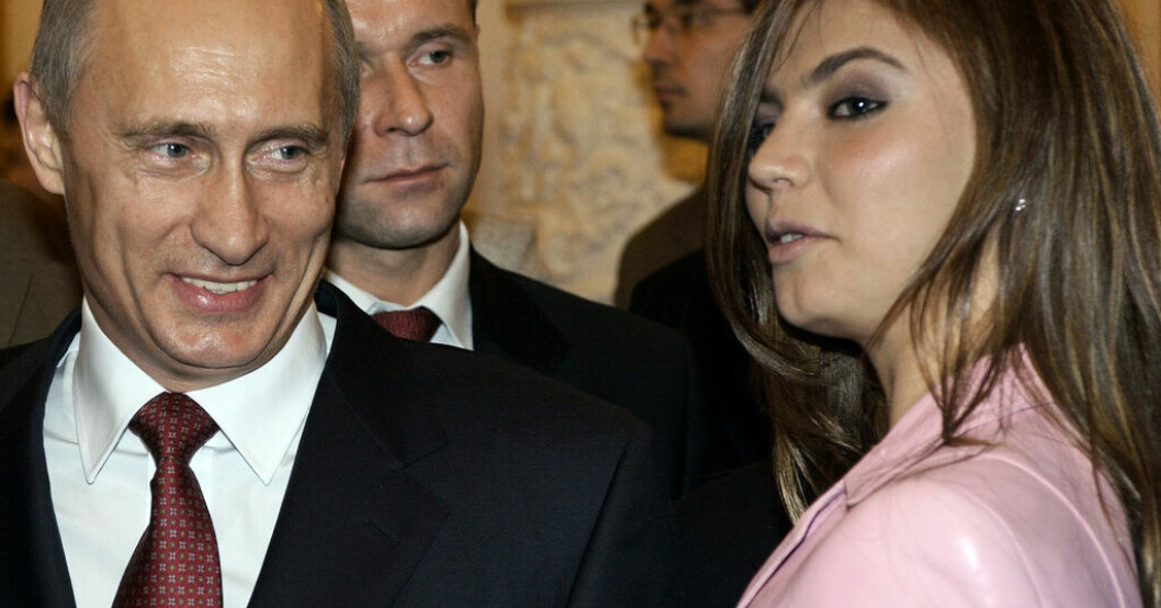 Vladimir Putin i samspråk med Alina Kabajeva på en bankett i Kreml i november 2004. Några år senare började ryktena om deras romans att florera. Arkivbild. Avslöjat: Putins "tsarinnas" liv i lyx