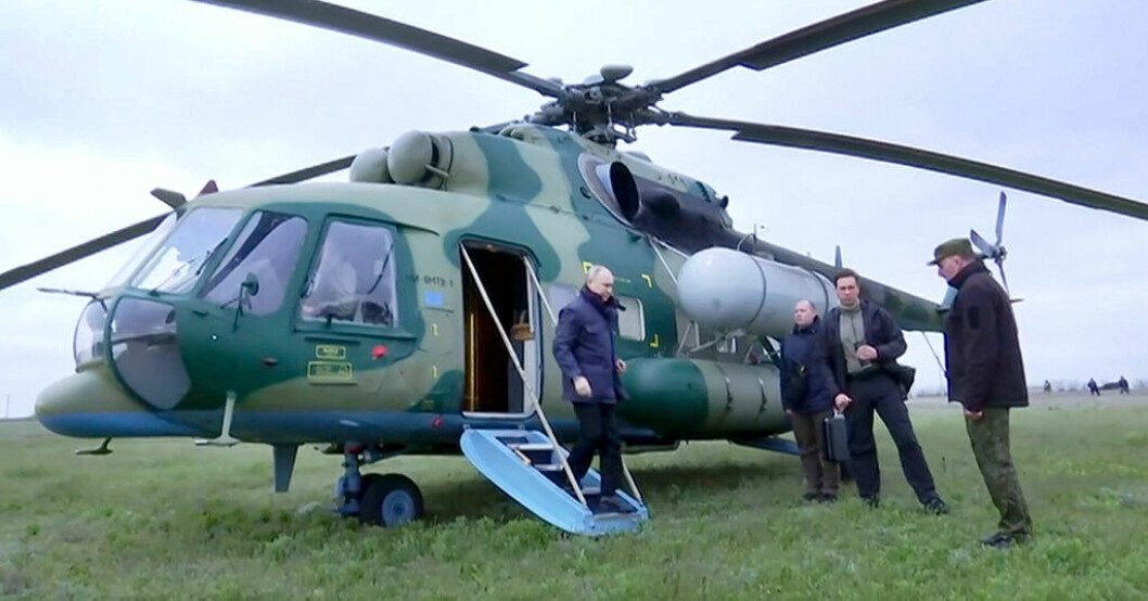 Vladimir Putin kliver ut från en helikopter på okänd plats. Bilden är tagen från de filmklipp som sprids från Kreml och statliga ryska medier och som sägs visa ett besök i Ukraina. Kreml visar Putin på Ukrainabesök