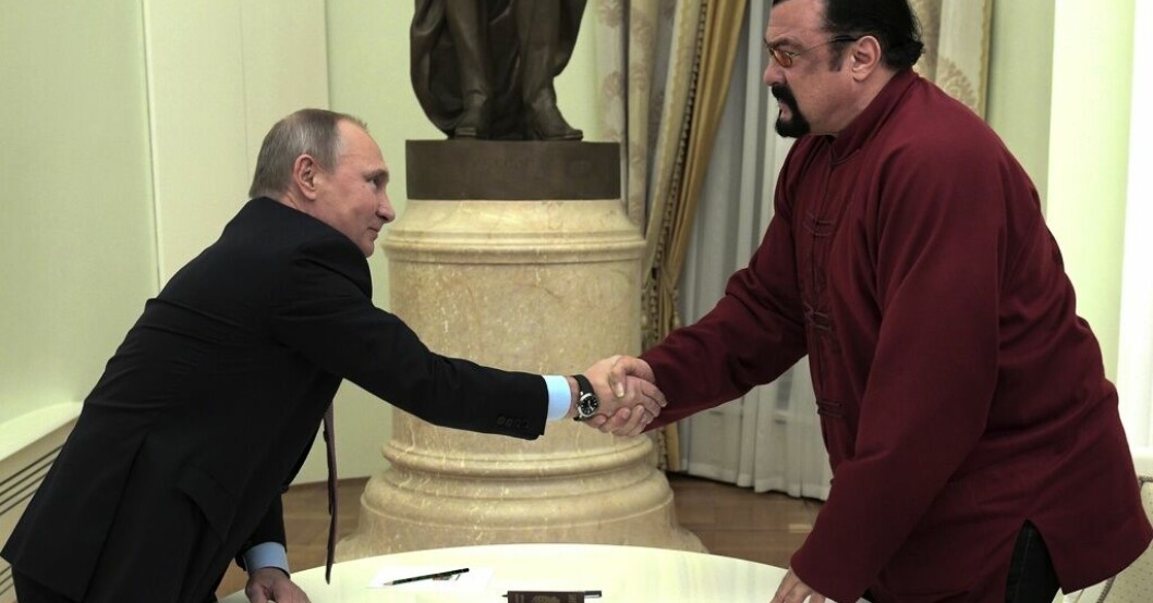 Vladimir Putin och Steven Seagal 2016. Arkivbild. Putin gav kompispris till Steven Seagal
