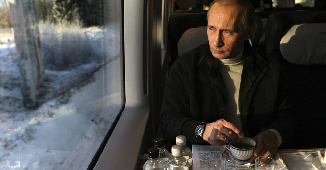 Vladimir Putin ombord ett höghastighetståg mellan S:t Petersburg och Moskva i december 2009. Putin reser med pansartåg – sägs frukta attack