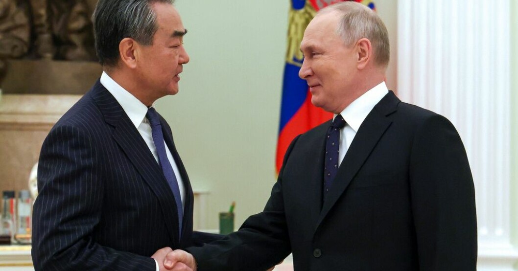 Vladimir Putin välkomnar Kinas utrikestopp Wang Yi i Moskva. Kina: Kommer spela "konstruktiv roll" i Ukraina