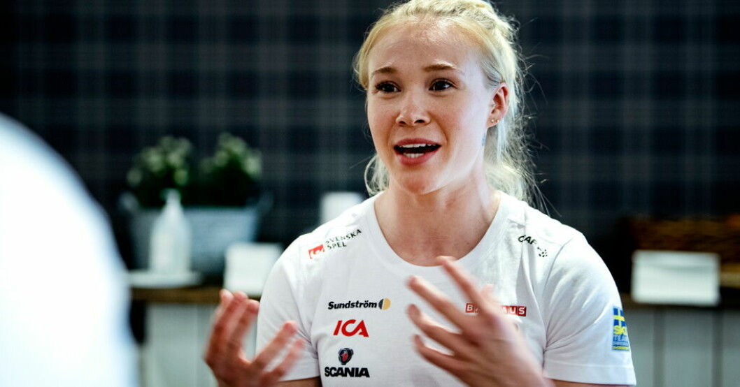 VM-programmet gör att Jonna Sundling kanske inte kan åka skiathlon, trots att hon vill det. Samtidigt kan inte Sverige ställa upp med bästa laget. Arkivbild Sundling kan tvingas stryka guldchans
