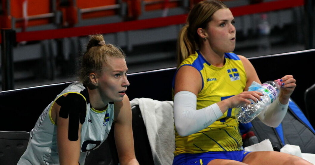 Volleybollandslagets Dalila-Lilly Topic, vänster, blir borta från spel under obestämd tid. Arkivbild. Landslagsspelare tar paus på grund av ovanlig sjukdom