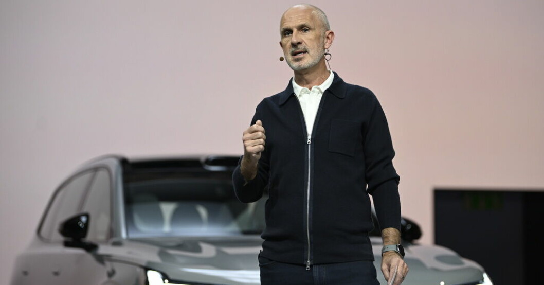 Volvos vd Jim Rowan framför den nya modellen EX90. Aktien har tappat en dryg femtedel sedan årsskiftet. Arkivbild. Nedåt på börsen – ny bottenkänning för Volvo