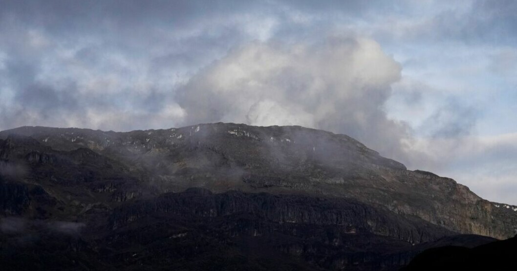 Vulkanen Nevado del Ruiz i Colombia. Arkivbild. Colombia evakuerar byar nära vulkan