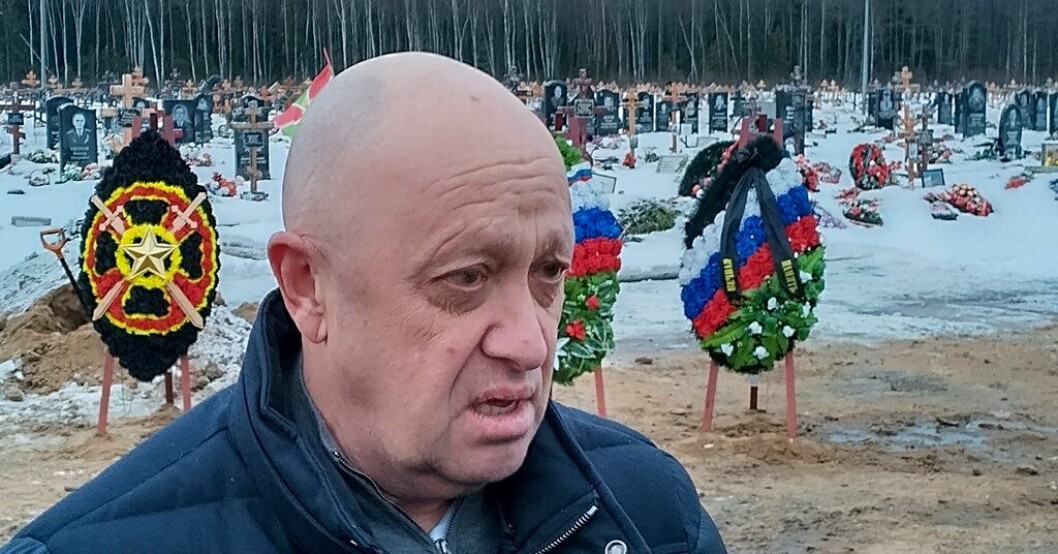 Wagnergruppens chef Jevgenij Prigozjin vid en begravning i S:t Petersburg i december. Arkivbild. Wagner-chef om sanktioner mot honom: Rimliga