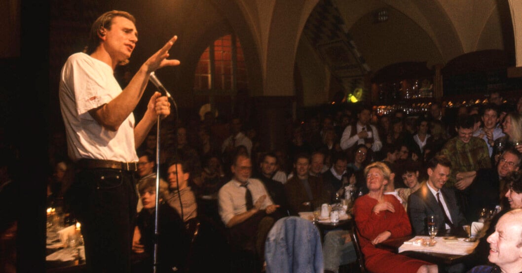 Peter Wahlbeck framför publiken på Norra brunn 1990. Peter Wahlbeck framför publiken på Norra brunn 1990.