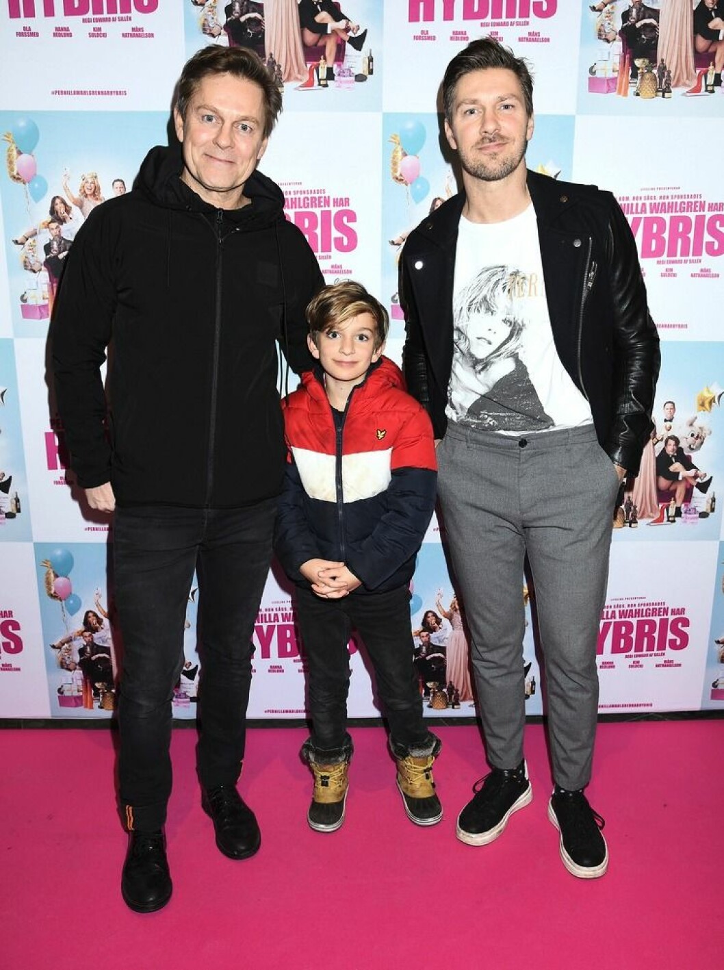 Linus Wahlgren och Niclas Wahlgren med sonen Kit på premiären av “Pernilla Wahlgren har Hybris” på Lilla Circus. FOTO: Karin Törnblom/TT Linus Wahlgren och Niclas Wahlgren med sonen Kit på premiären av "Pernilla Wahlgren har Hybris"