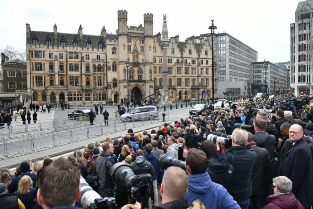 En historisk dag – och massor av folk utanför Westminster Abbey. Meghans och prins Harrys sista uppdrag.