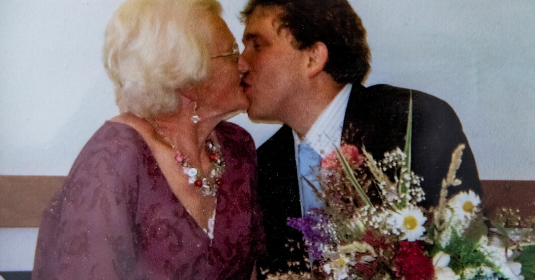 Simon och Edna gifta sig 2005, drygt ett år efter de träffats. Simon och Edna på deras bröllopsdag.