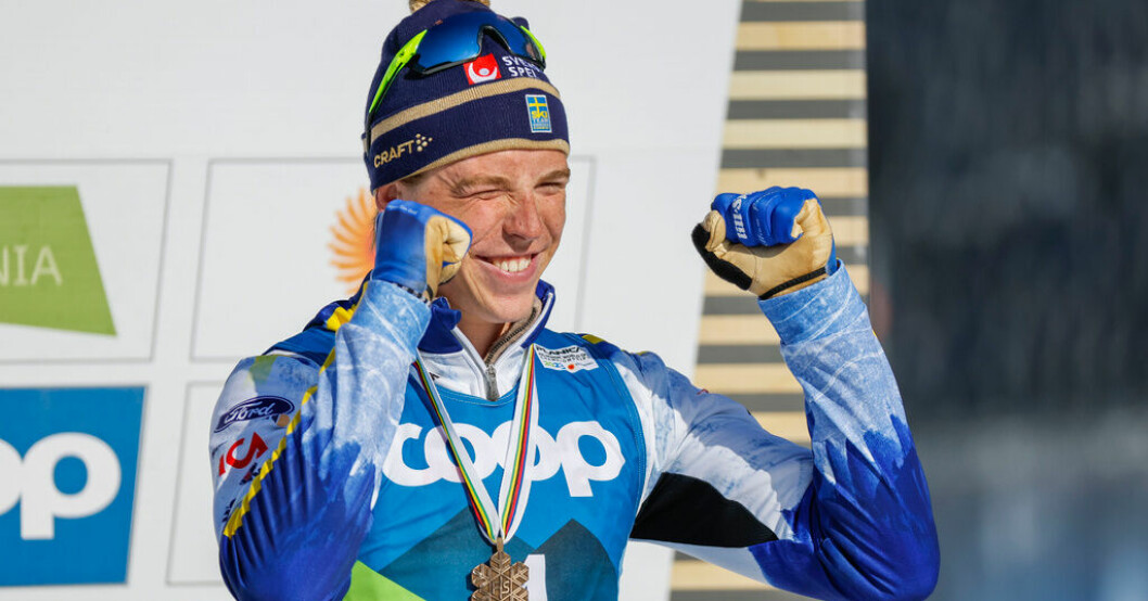 William Poromaa med sin bronsmedalj efter herrarnas femmil på skid-VM i Planica, Slovenien. Han bröt förbannelsen: "Det är helt otroligt"