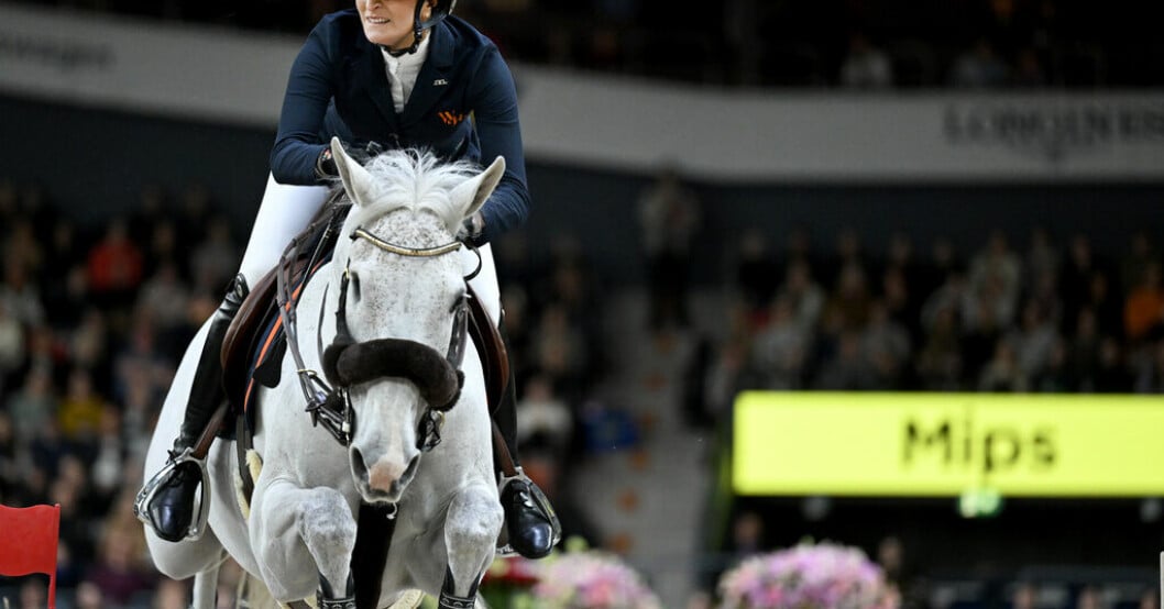 Wilma Hellström och Cicci tar ett hinder på den svåra världscupbanan i Scandinavium – och Hellström riktar redan blicken mot nästa utmaning. Hellström siktar mot ny framgång i finalen