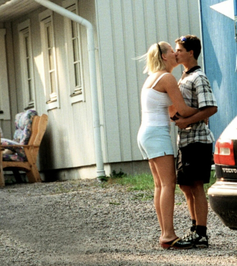 Prins Carl Philip pussas med ex-flickvännen Wiveka Thott, år 1997. Prins Carl Philip pussas med ex-flickvännen Wiveka Thott