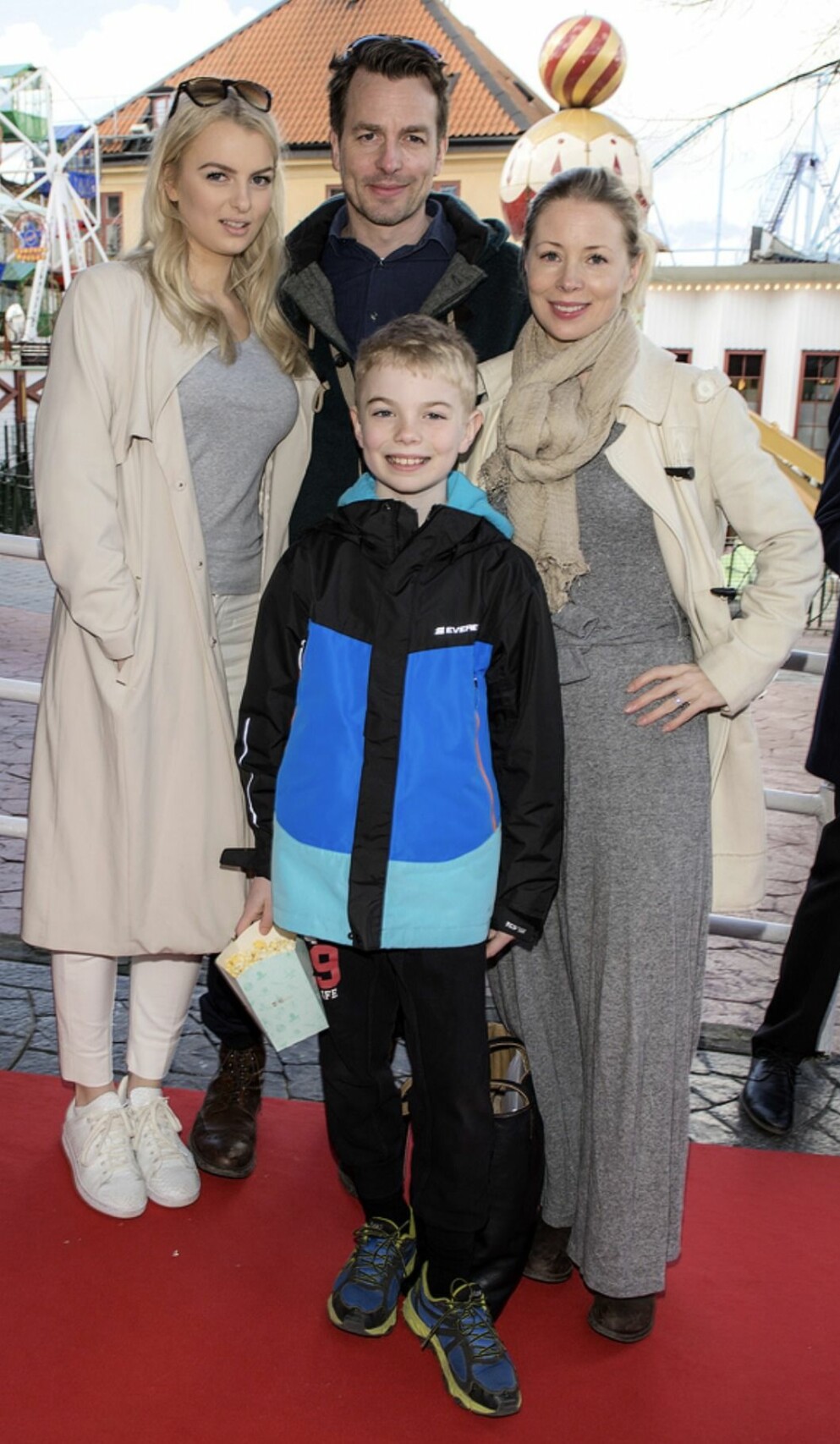 Familjen Wollter entrar röda mattan på Gröna Lunds vårkalas år 2016. Christopher Wollter och Julia Dufvenius Wollter med Tilde Wollter och Vide Wollter