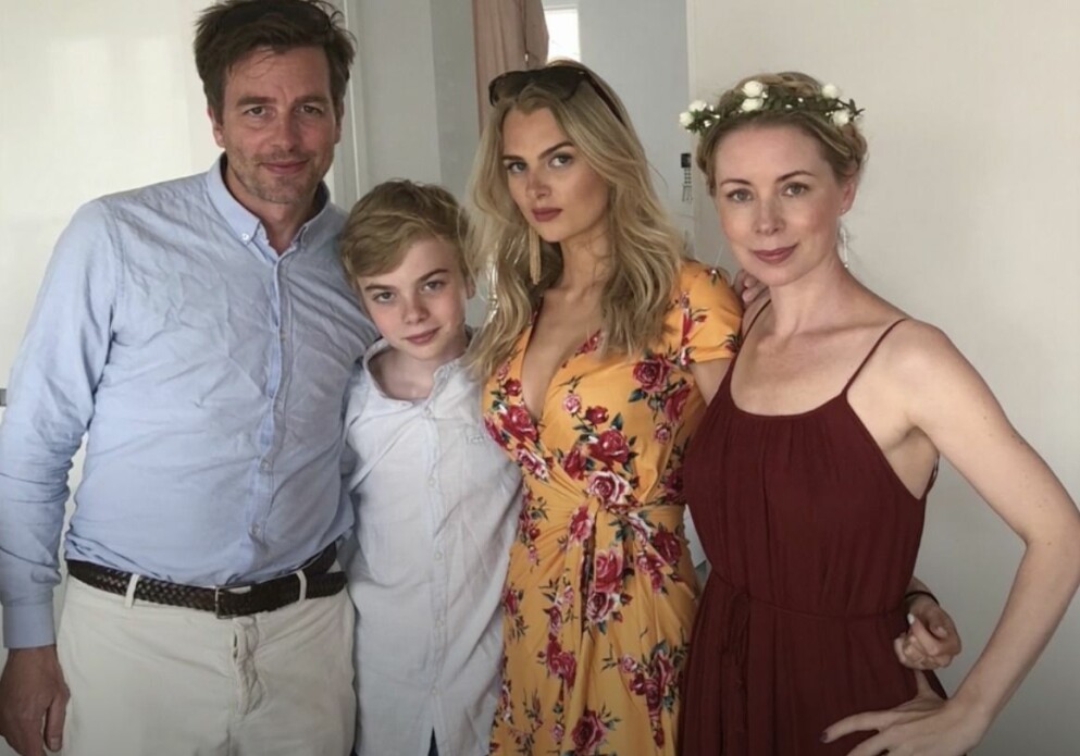 Christopher och Julia visar upp familjefoto i tv-programmet <span class=" italic" data-lab-italic_desktop="italic">Tillsammans med Strömstedts</span>. Familjen Wollter samlad