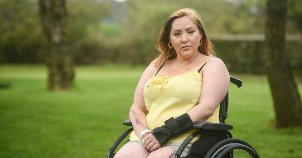I dag sitter Emma ständigt i en rullstol som hon själv knappt kan styra, och som mamman heller inte orkar lyfta. I dag sitter Emma ständigt i en rullstol som hon själv knappt kan styra, och som mamman heller inte orkar lyfta.