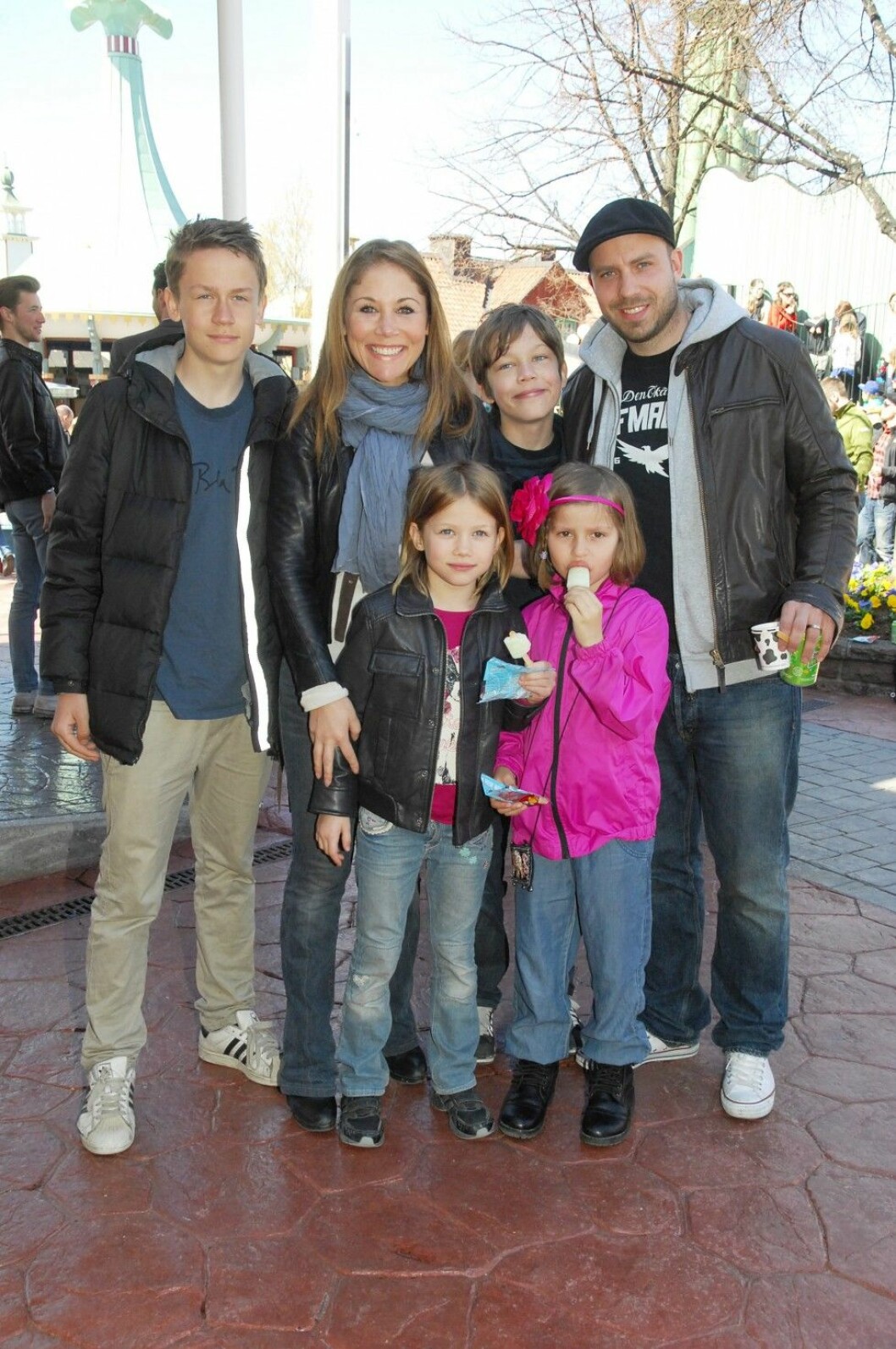 Tilde med maken Thomas och barnen Elian, Zion och Naemi, samt Lovisa – en vän till familjen. Foto: IBL DSC_0368