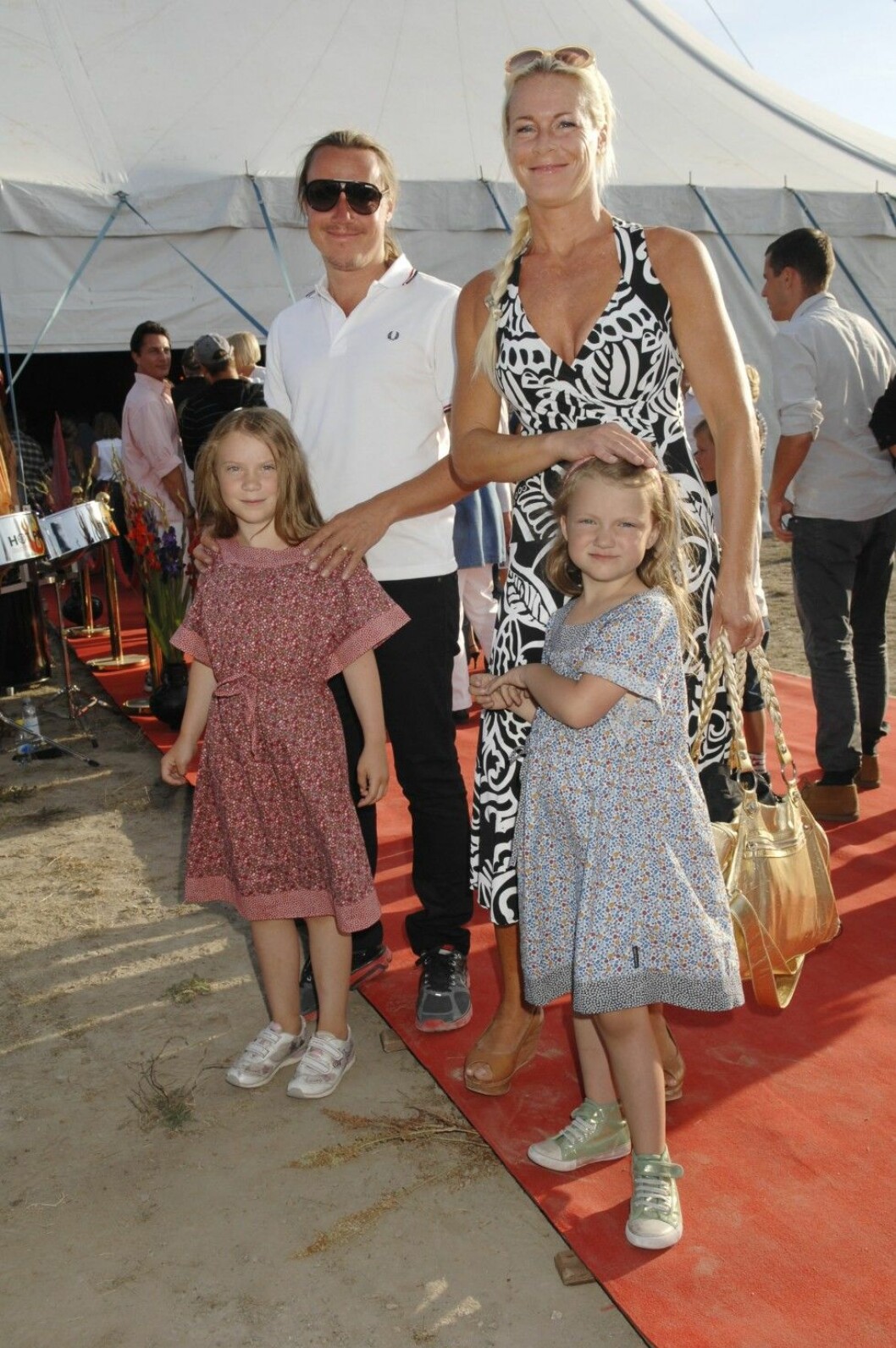 Malena Ernman med maken Svante och döttrarna Greta och Beata. Foto: IBL Malena Ernman med maken Svante och döttrarna Greta och