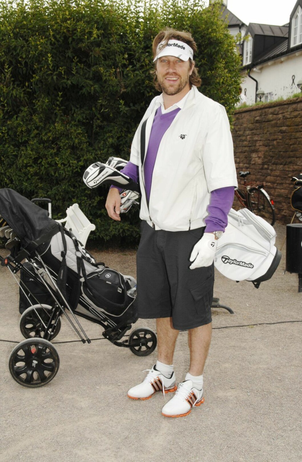 Peter Forsberg gillar att spela golf. Peter Forsberg gillar att spela golf.
