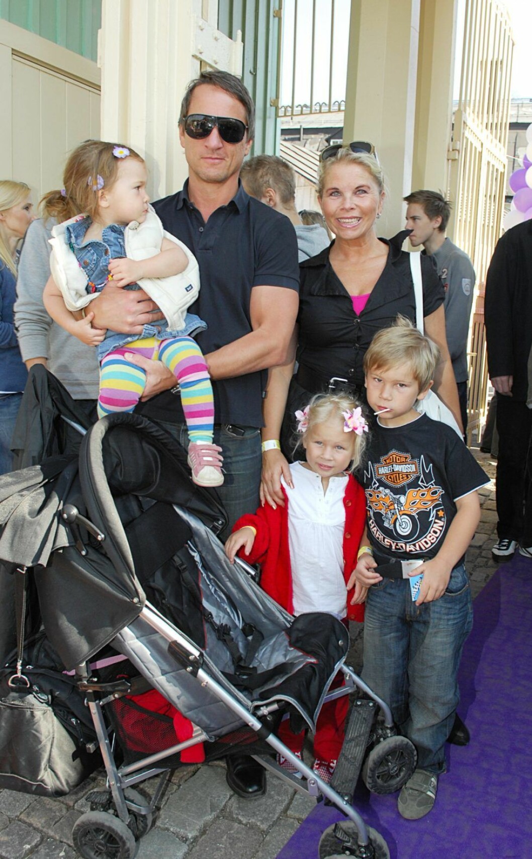 Familjen på Gröna Lunds invigning. Hela familjen på Gröna Lunds invigning.