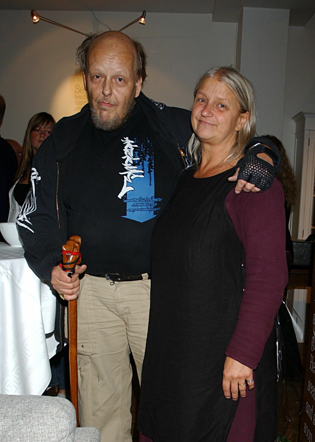 Änkan Bella Wadling sörjer Freddie djupt. Änkan Bella Wadling sörjer Freddie djupt.
