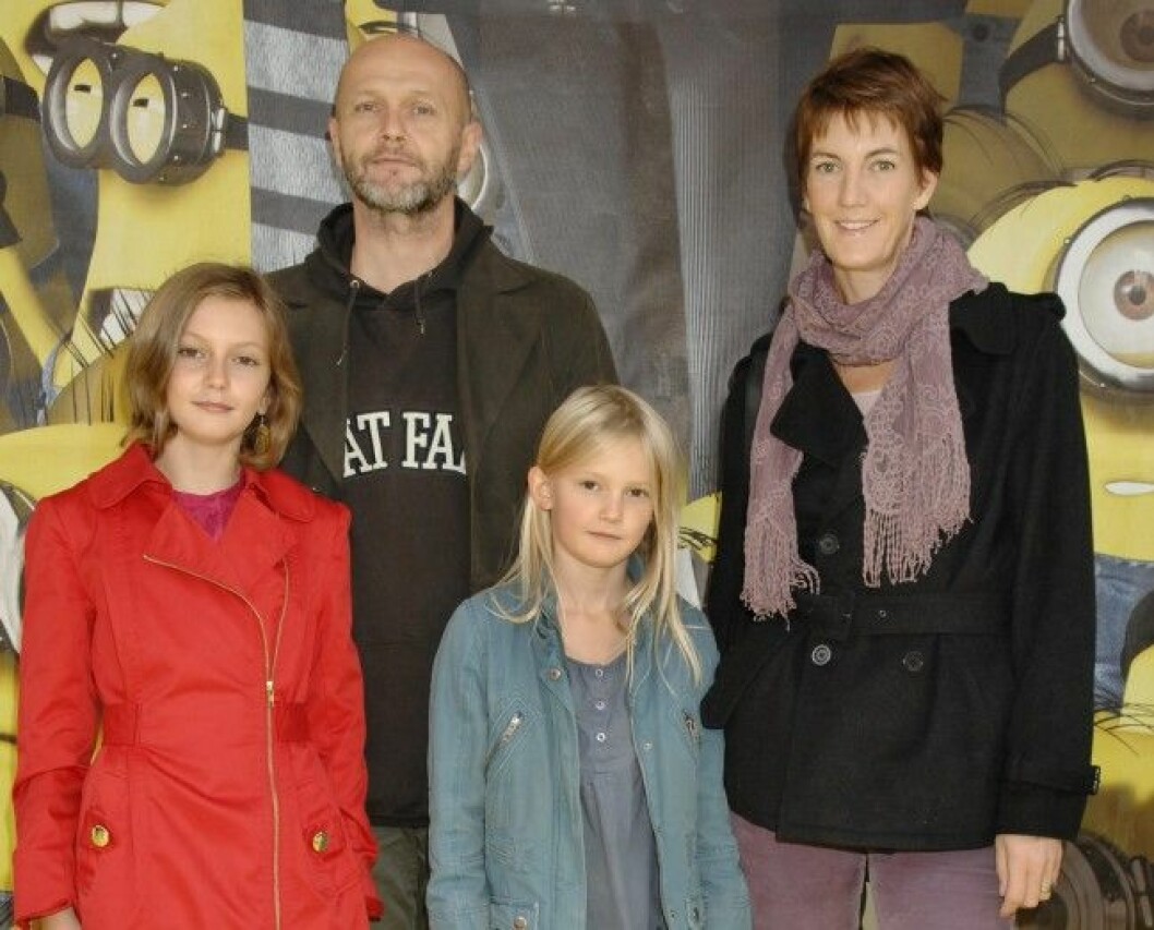 Kajsa Ingemarsson och maken Lasse Johansson med döttrarna Laura och Rosa. Foto: IBL Kajsa Ingemarsson med make Lars och branen Laura och Rosa Galapremiär: Dumma mej. Barnfilm, Stockholm September, 2010 (c) Cecilia Österberg / IBL
