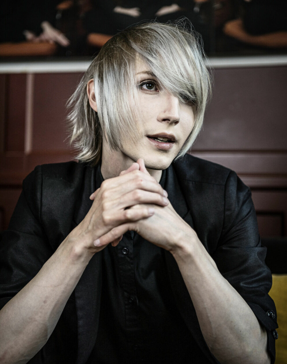 Yohio. Yohio i svart tröja