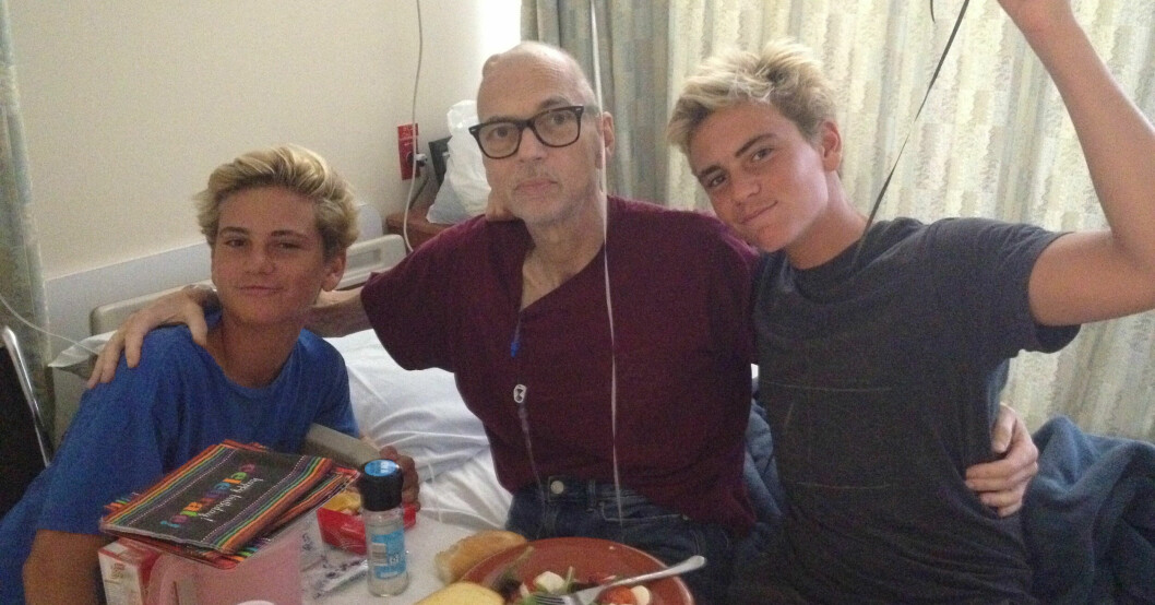 Michaels pappa på sjukhus med sönerna.