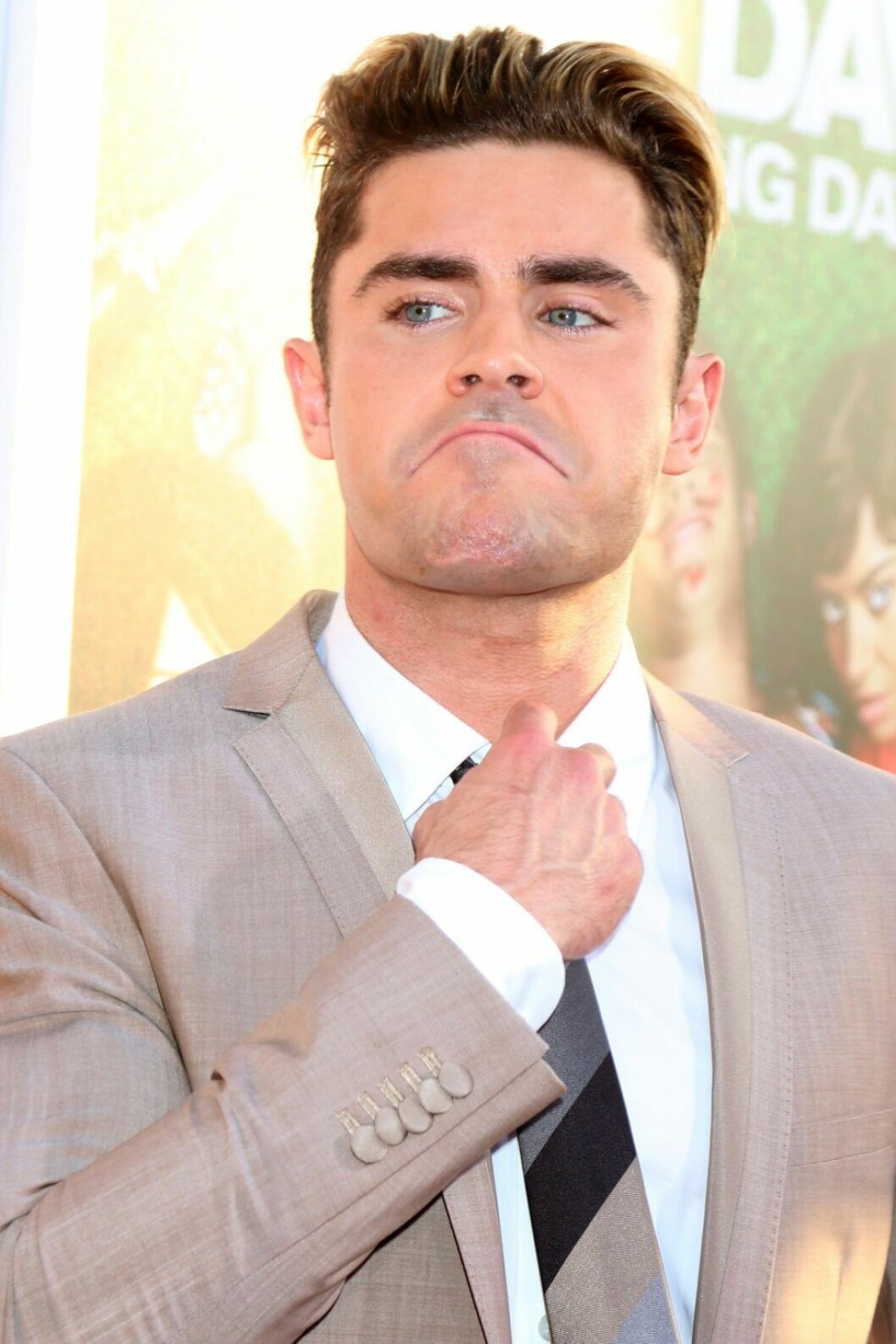 Zac Efron är en stilig ung man. Zac Efron är en stilig ung man.
