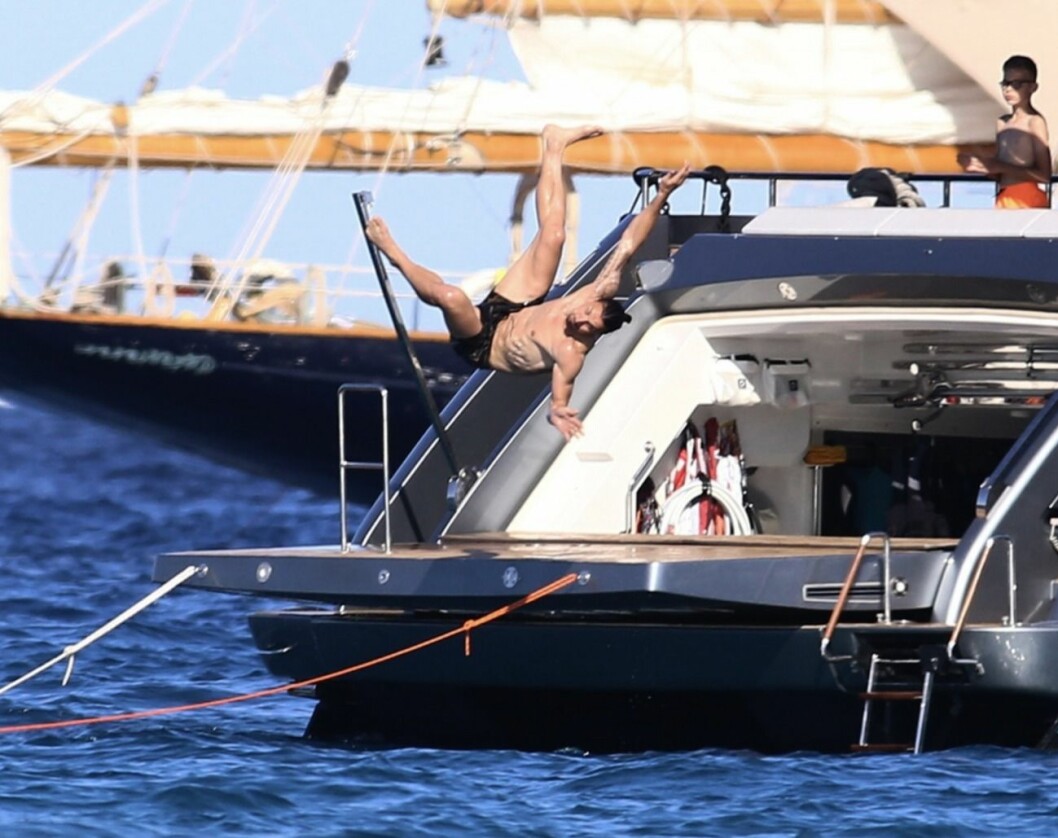 FOTO: KCS Presse/TT Zlatan hoppar från sit båt