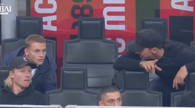 Under Milans matcher får sonen Maximilian lektioner av pappa Zlatan som lär honom allt han kan. Zlatan och sonen Maximilian på läktaren.