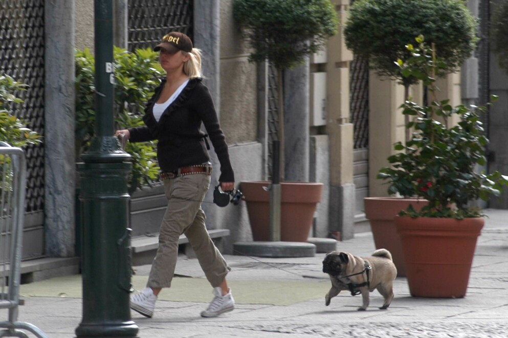Zlatan och Helena turas om med att gå ut och gå med Trustor. Här fångades Helena på bild under promenaden en vacker vårdag i Turin 2006. Vid det här laget spelade Zlatan i Juventus. Helena var gravid med Vincent. HELENA SEGER