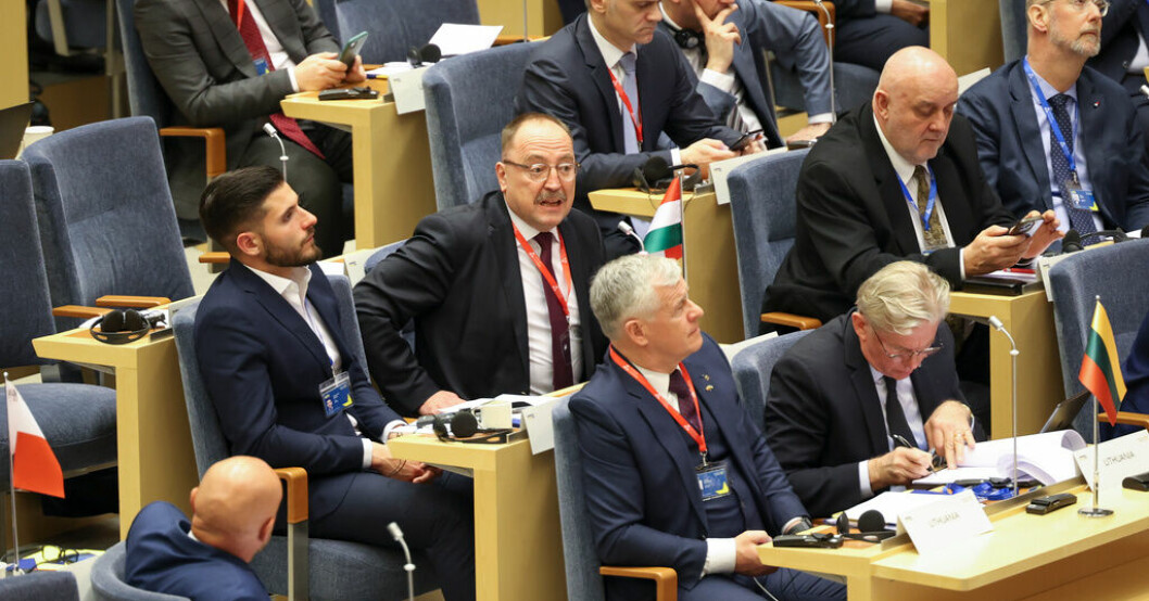 Zsolt Németh, ordförande i Ungerns utrikesutskott, under en konferens för utrikes-, säkerhets- och försvarspolitik i riksdagen. Ungersk delegation: Sverige skulle stärka Nato